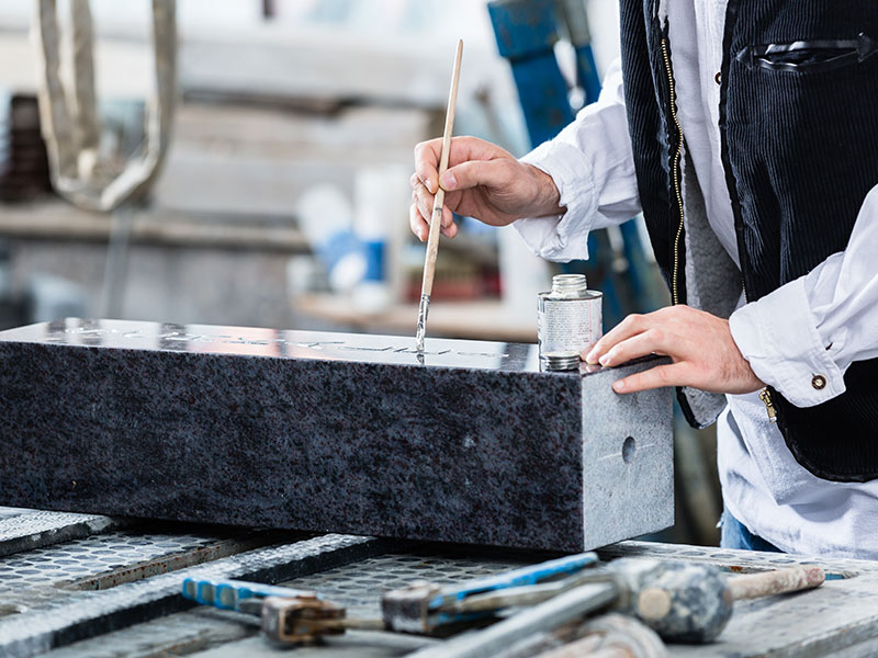 戒名等の彫刻・色入れ